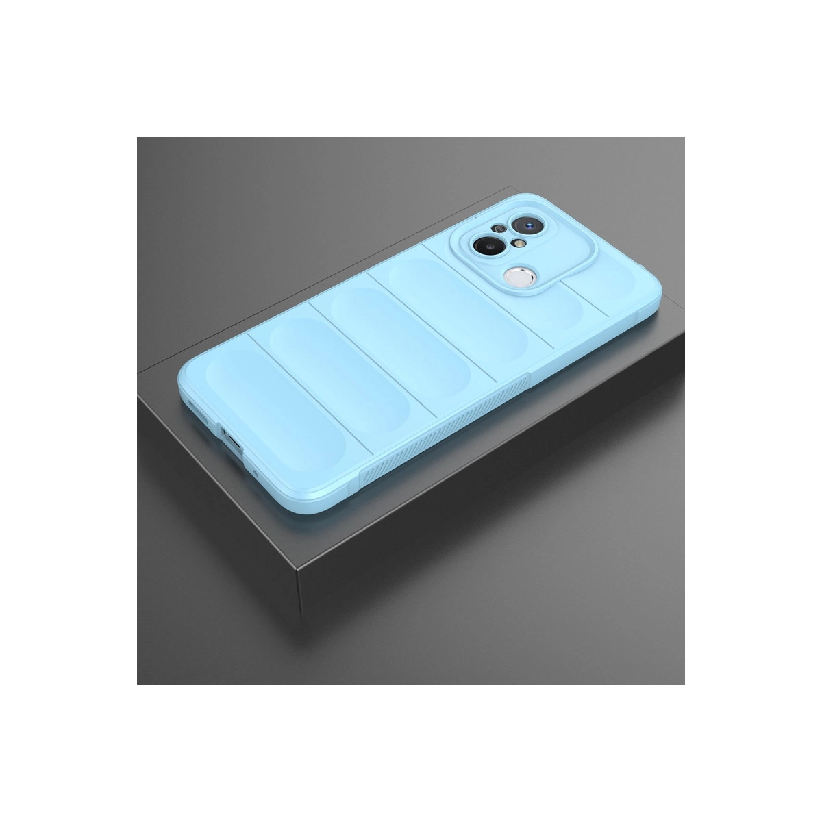 Kanallı açık mavi telefon kılıfı karanlık bir platformda duruyor.