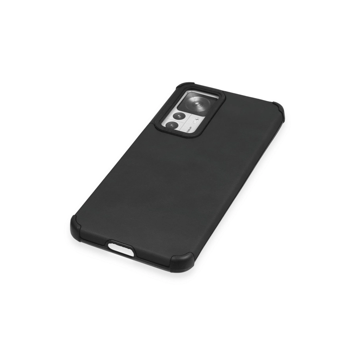 Siyah telefon kılıfı kamera kesimiyle, beyaz arka plan üzerinde.