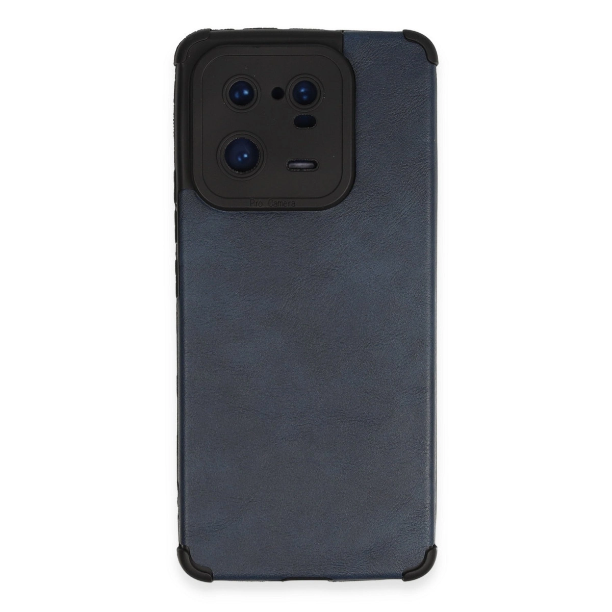 Dört lensli siyah kamera modülüne sahip lacivert telefon kılıfı.