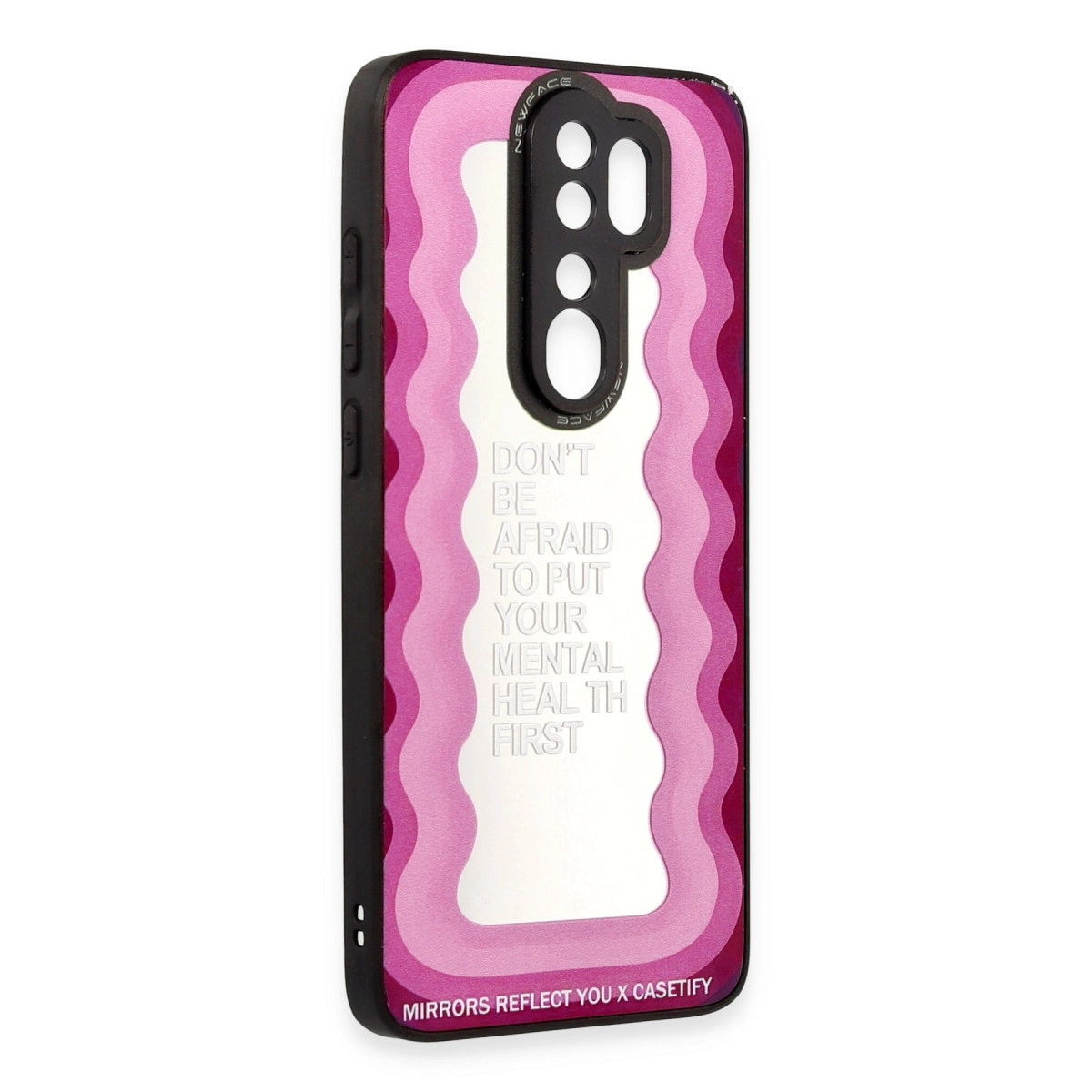 Dalgalı desenli ve metinli pembe telefon kılıfı.