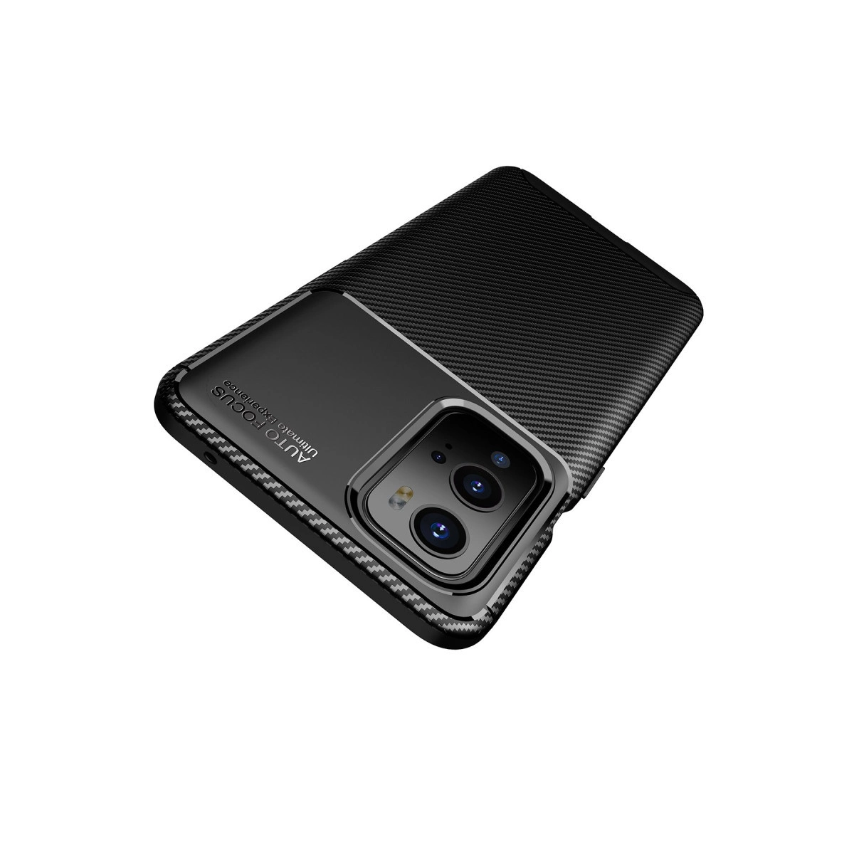 Karbon desenli kılıflı siyah telefon ve üçlü kamera.
