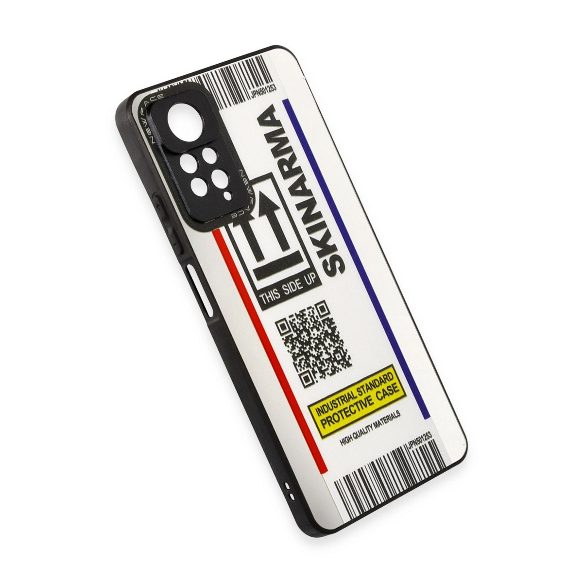 Beyaz tasarımlı, barkodlu ve QR kodlu siyah telefon kılıfı.