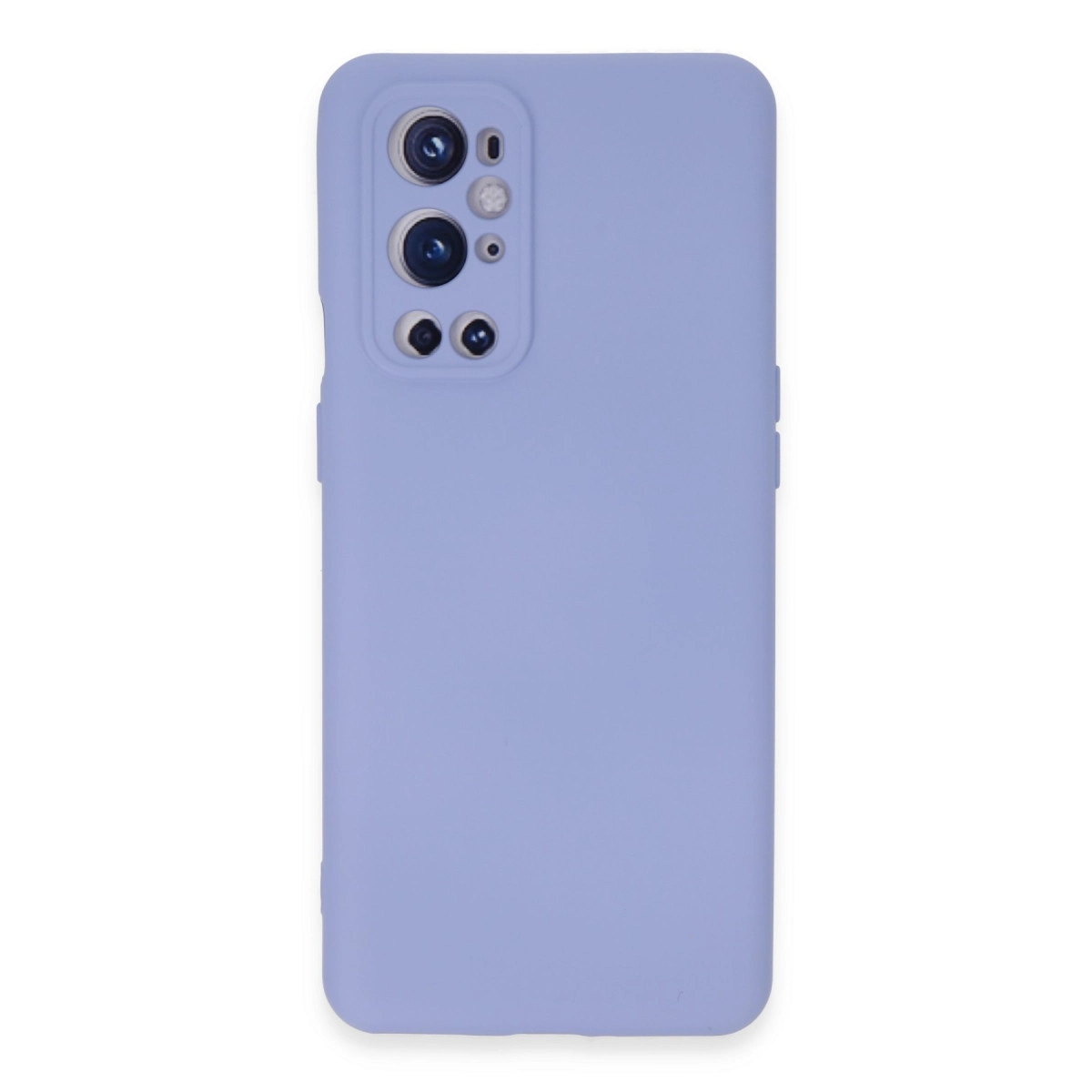 Beyaz arka plan üzerinde kamera lensi kesimli leylak rengi telefon kılıfı.