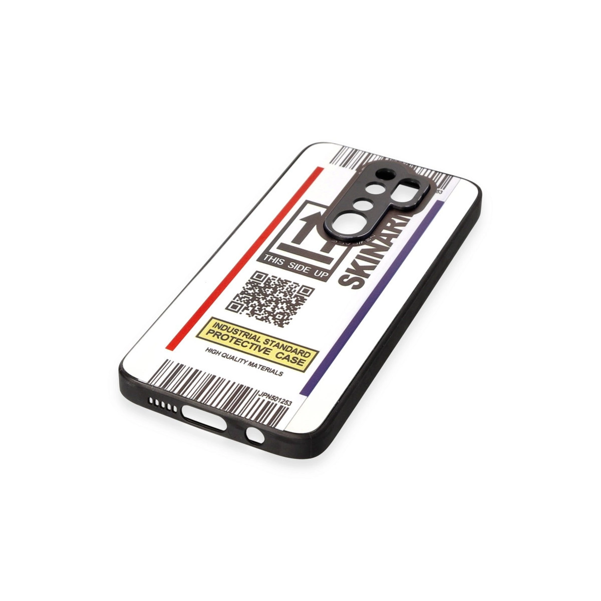 Etiket tasarımlı, QR kodlu ve kamera kesimli beyaz telefon kılıfı.