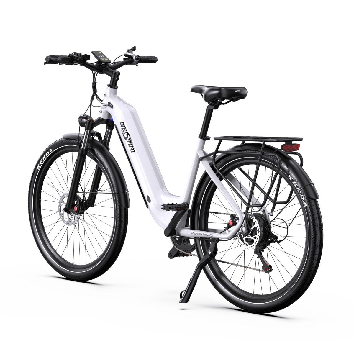 Una bici elettrica bianca con portapacchi e display su sfondo bianco.