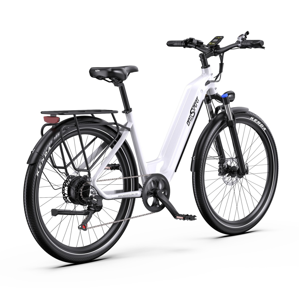 Una bicicletta elettrica bianca con portapacchi e parafanghi si erge su sfondo bianco.