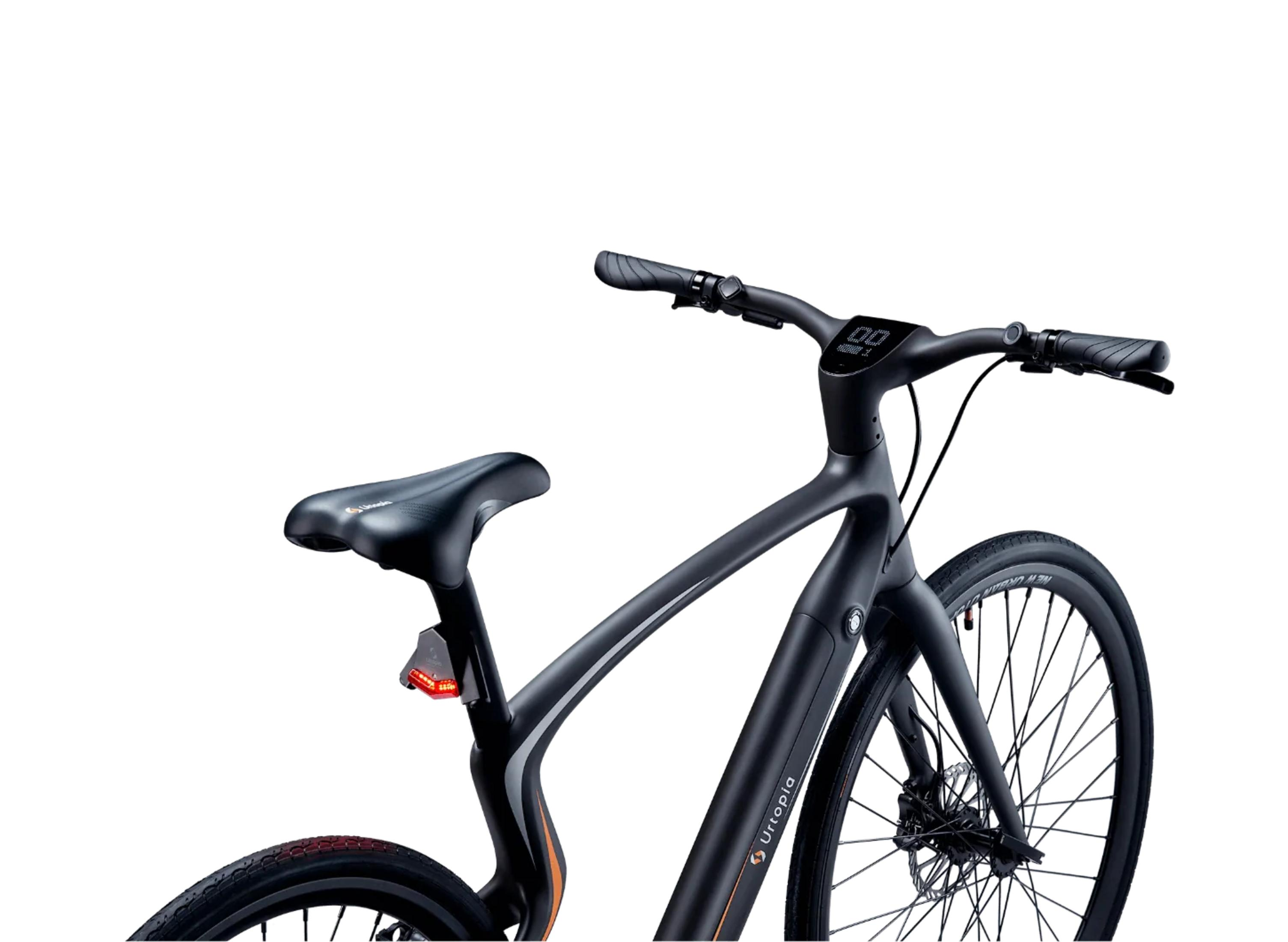 Bici elettrica nera con display digitale, sella nera e fanale posteriore rosso.
