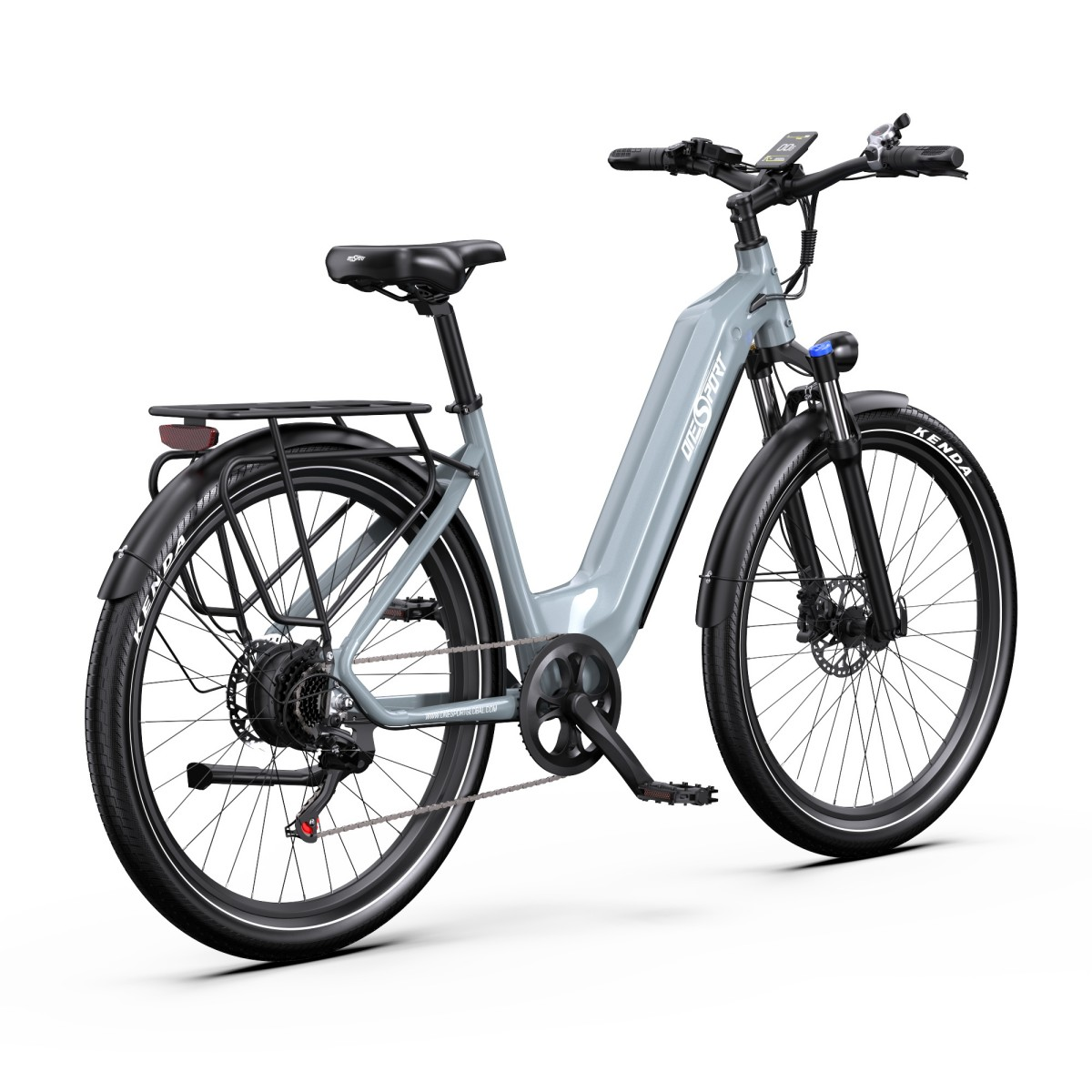 Bici elettrica grigia con portapacchi, cestino e display. Sfondo bianco.