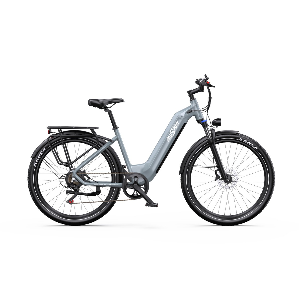 Una bicicletta elettrica grigio chiaro con parafanghi, portapacchi e pneumatici neri.