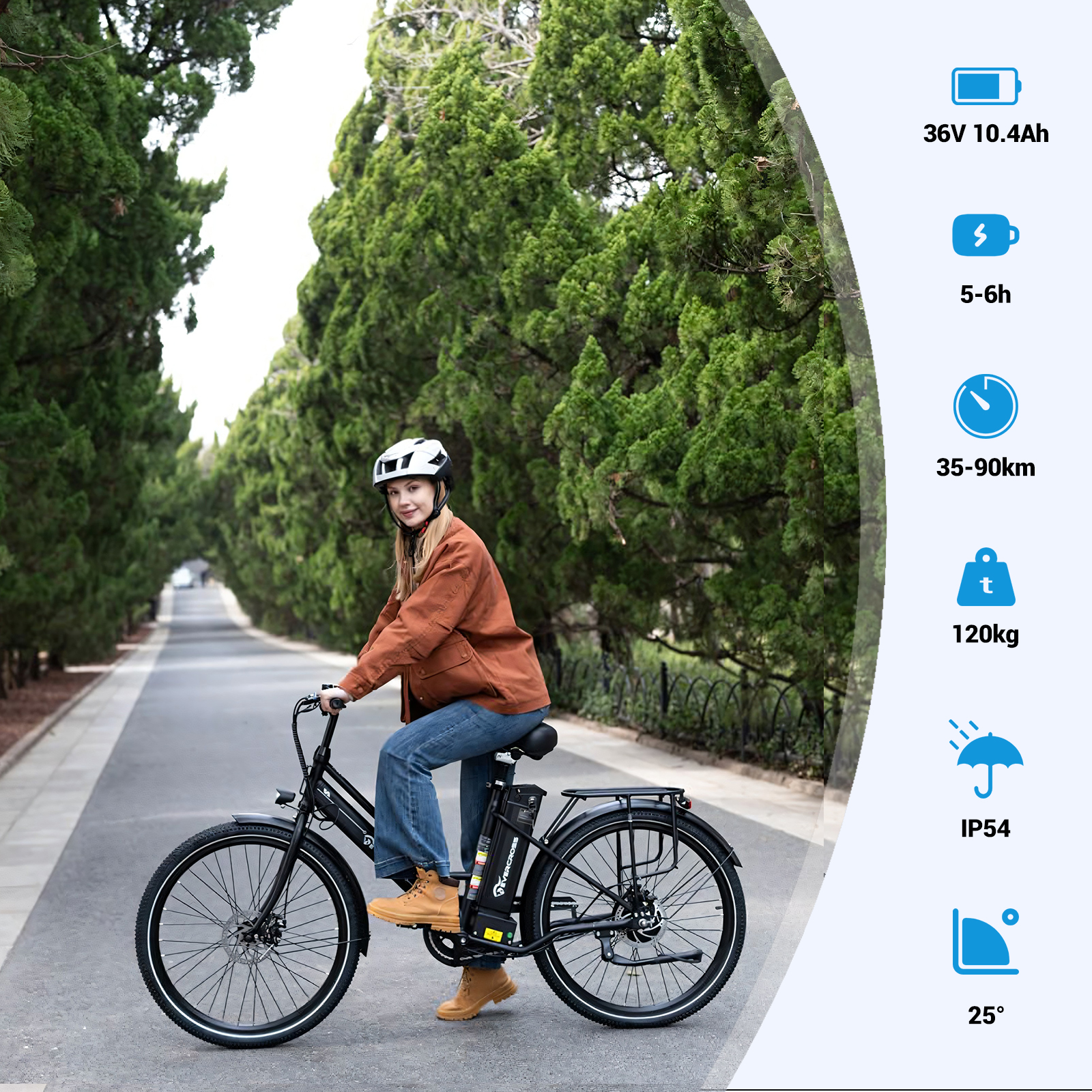 Eine Frau mit Helm fährt ein schwarzes E-Bike auf einer Straße, gesäumt von Bäumen.