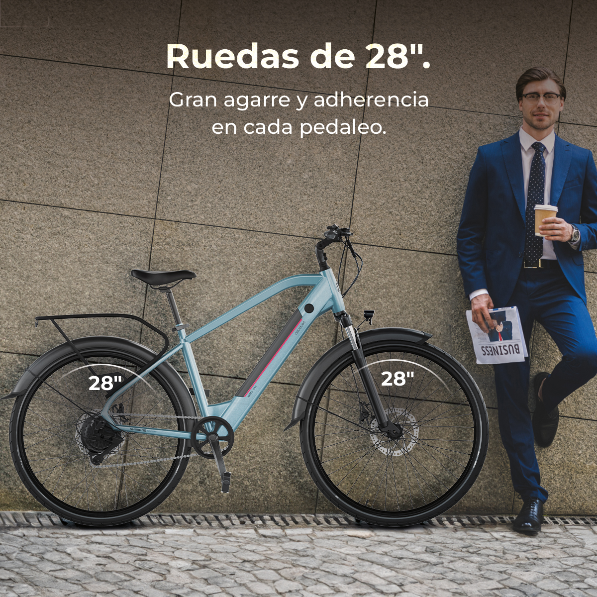 Uomo in abito accanto a bicicletta azzurra con ruote da 28 pollici.