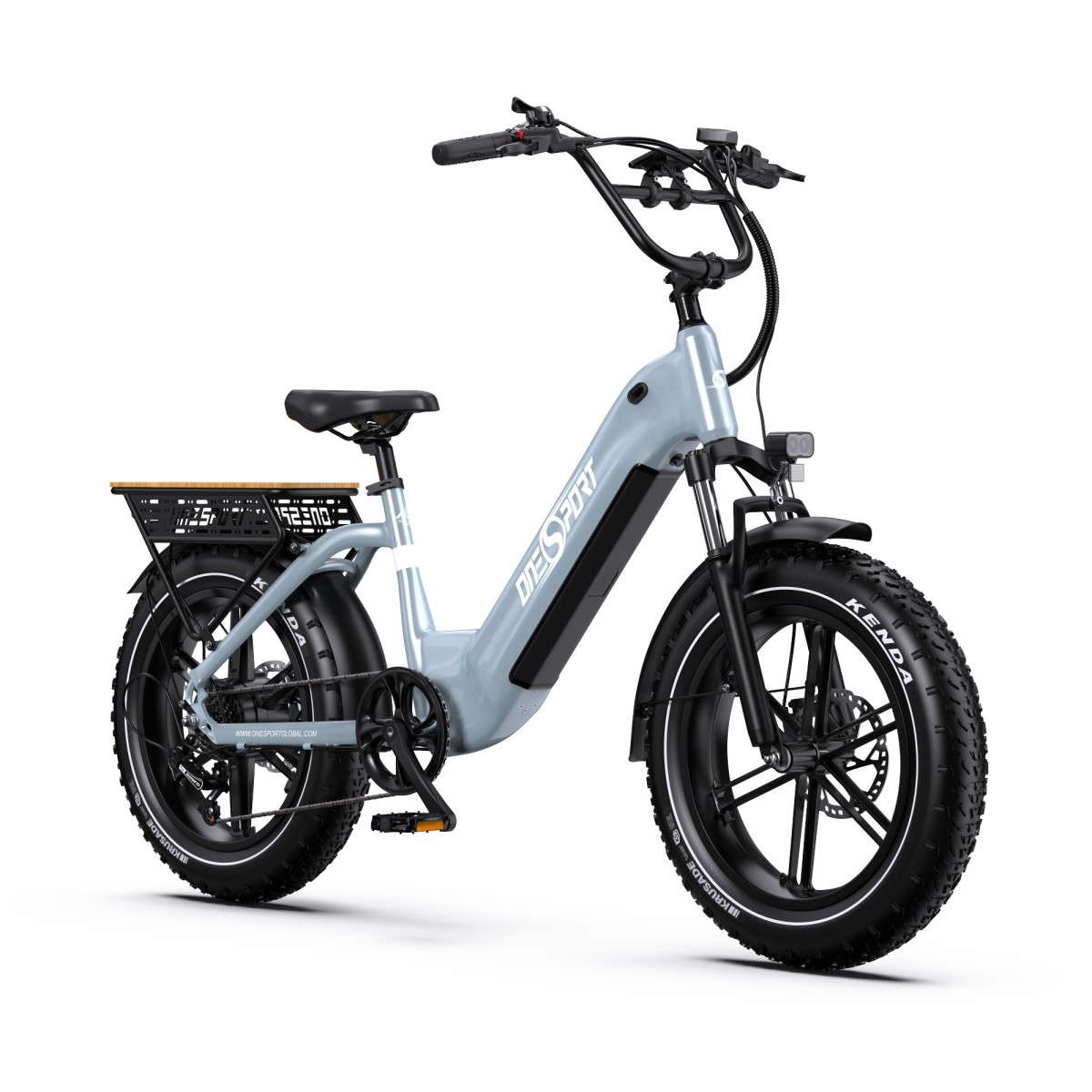 Una e-bike azzurra con pneumatici larghi, sella nera e portapacchi posteriore.