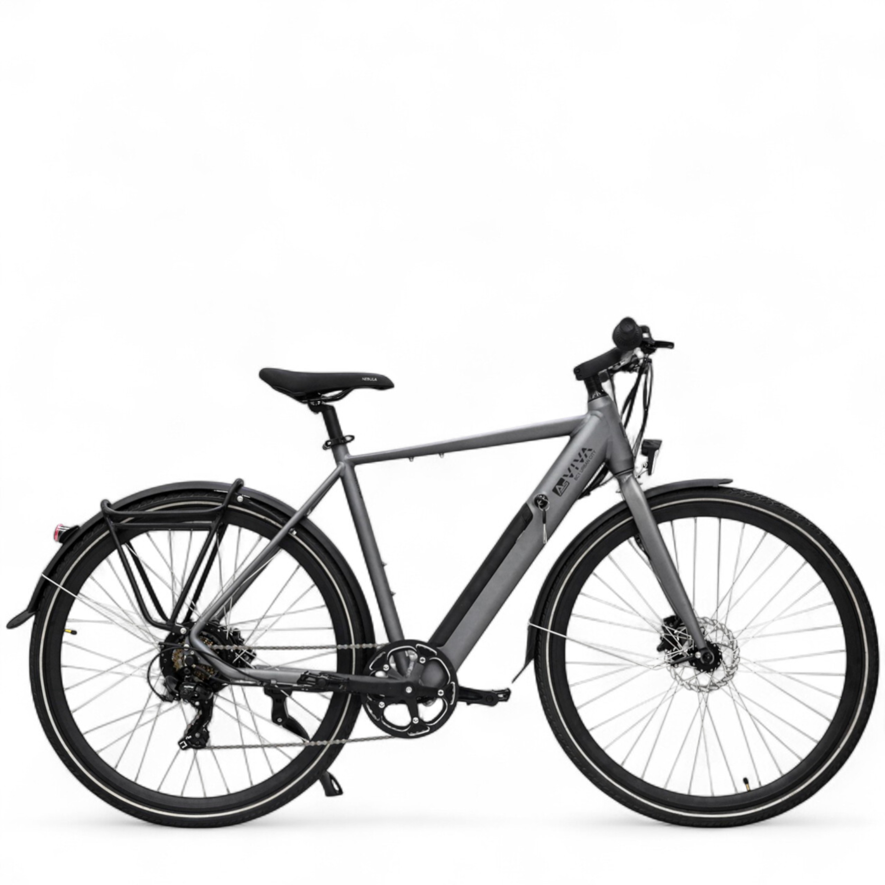 Graues E-Bike mit Gepäckträger und Schutzblechen auf weißem Hintergrund.