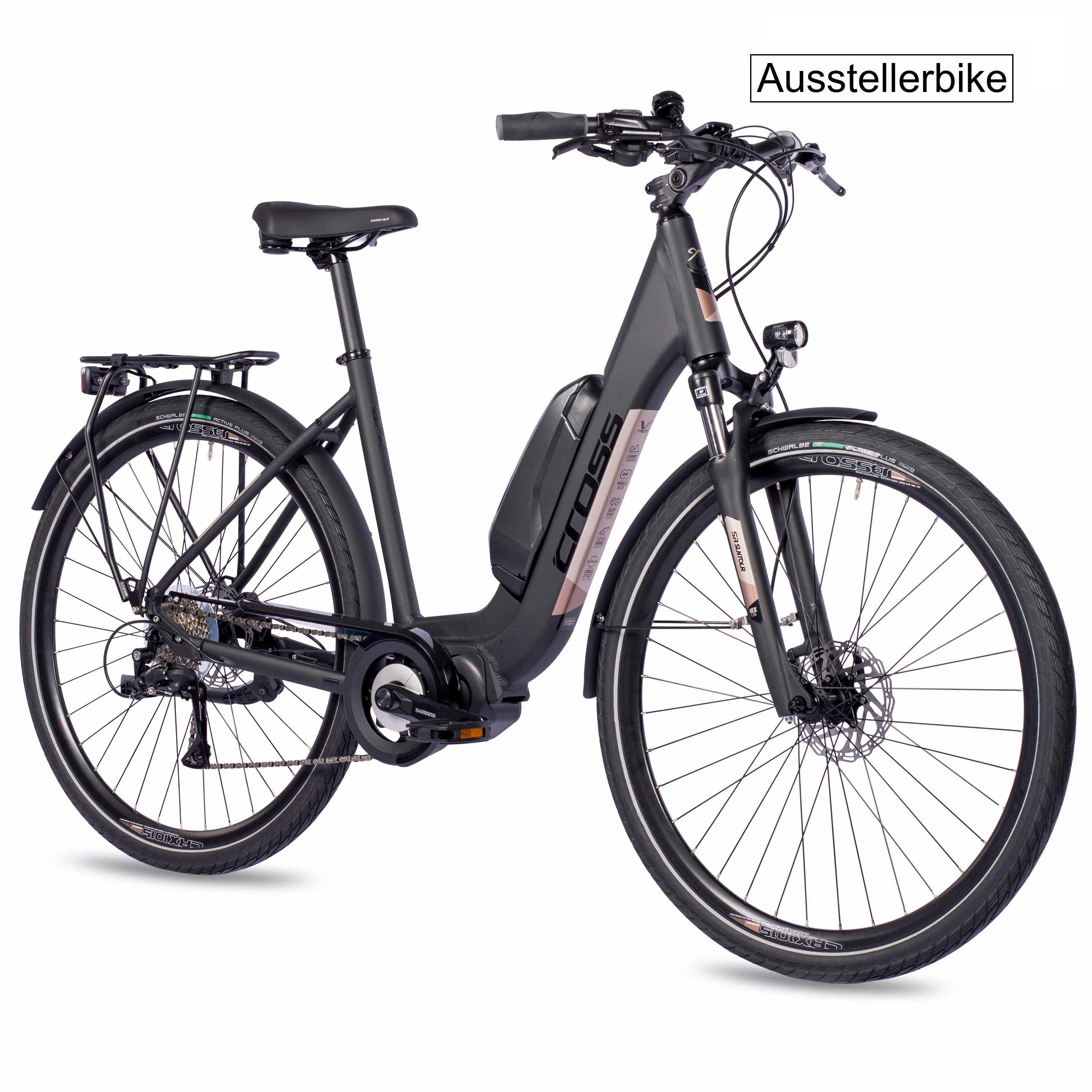 Ein schwarzes E-Bike mit Gepäckträger und Suntour Federgabel, auf weißem Hintergrund.