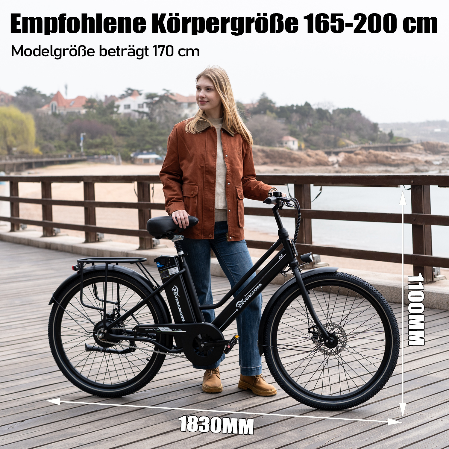 Una mujer está junto a una e-bike negra en un muelle de madera. Dimensiones: 1830mm x 1100mm.