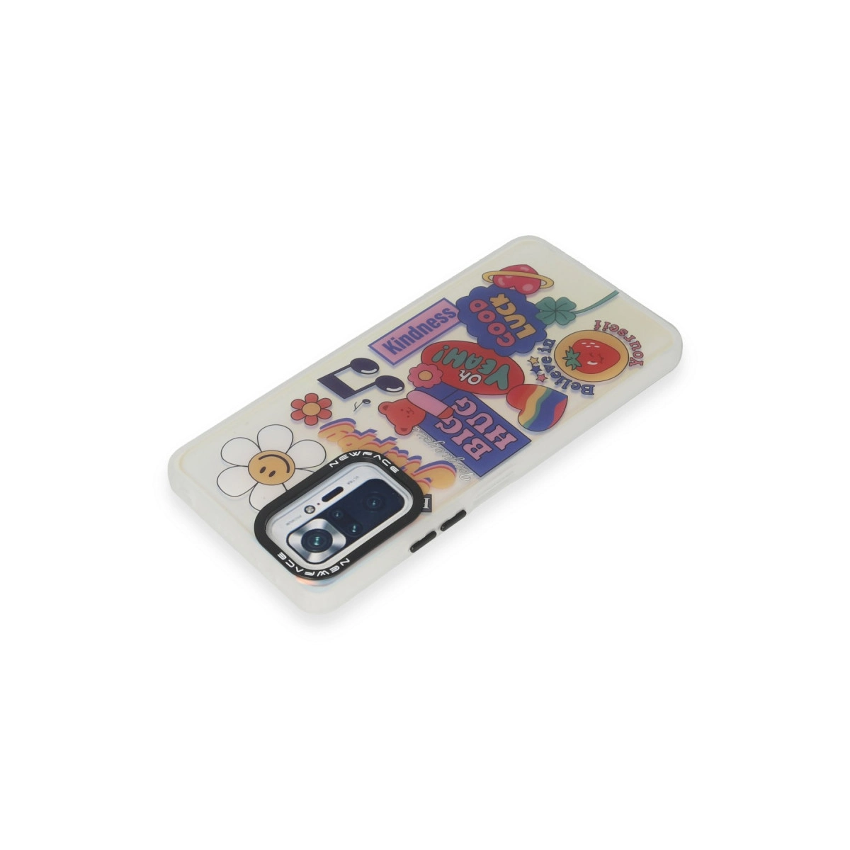 Çiçek, çilek, metin, yıldız çıkartmalarıyla süslenmiş telefon kılıfı.
