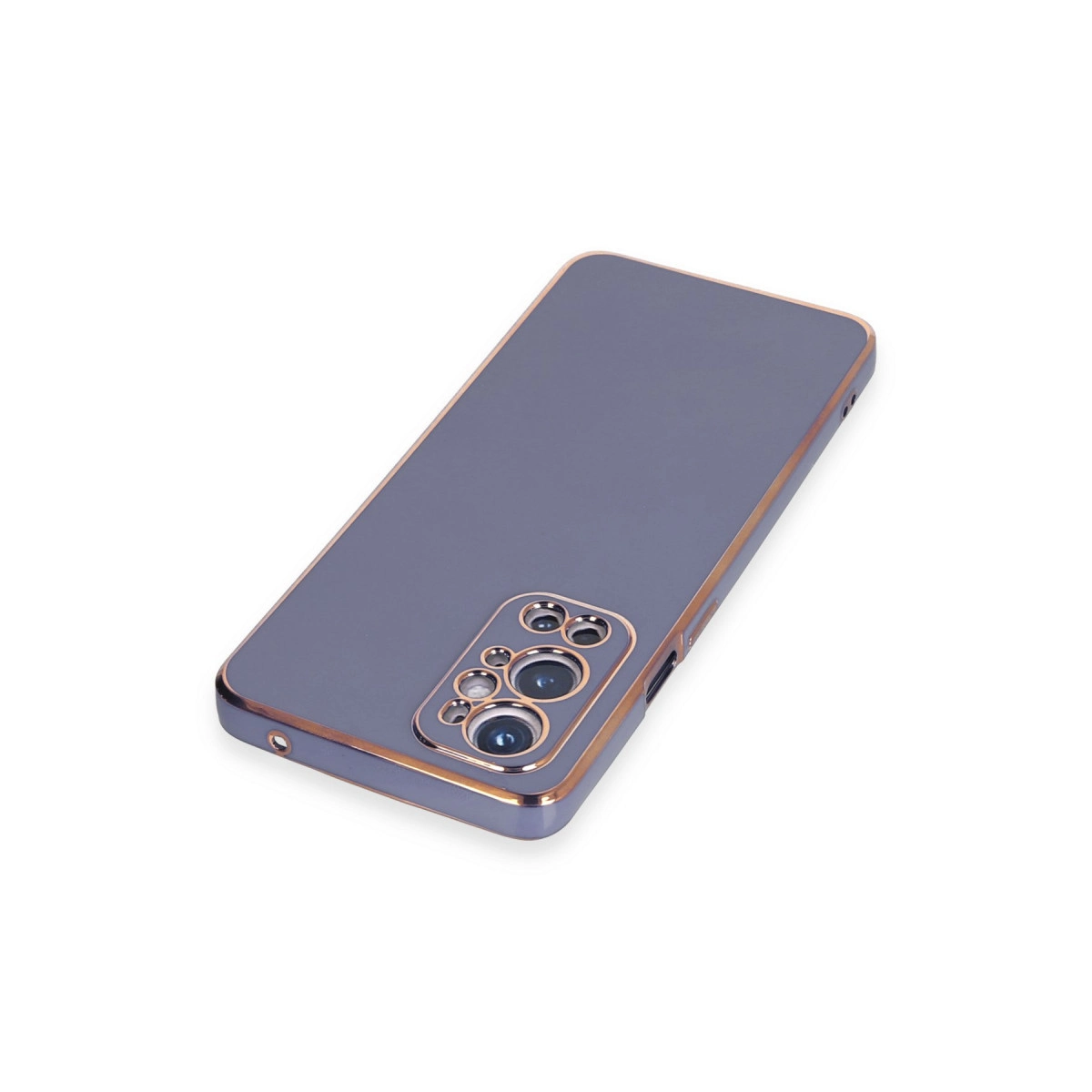 Altın süslemeli ve kamera çıkıntılı gri telefon kılıfı beyaz arka plan üzerinde.