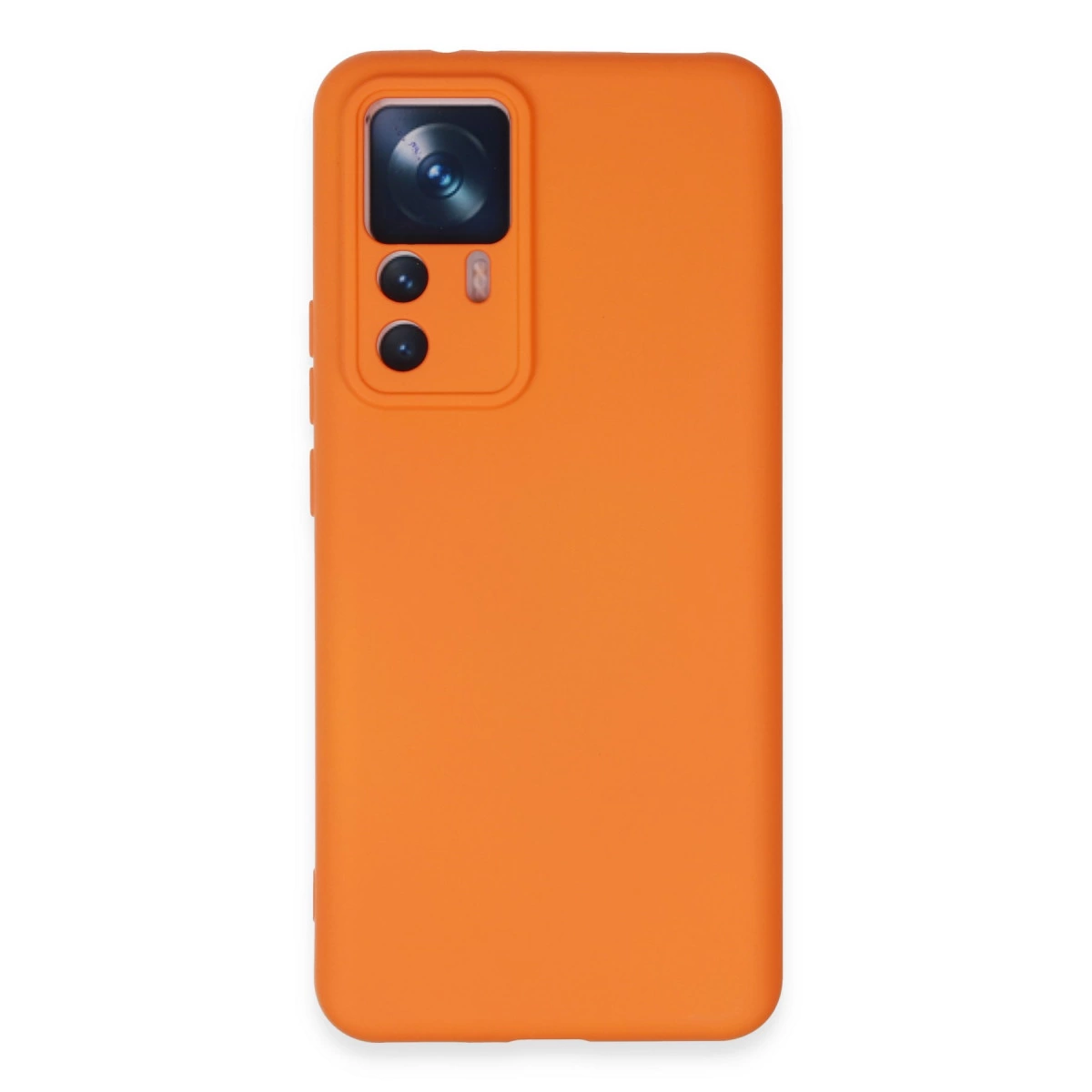Arkada üçlü kamera kurulumuna sahip turuncu telefon kılıfı.