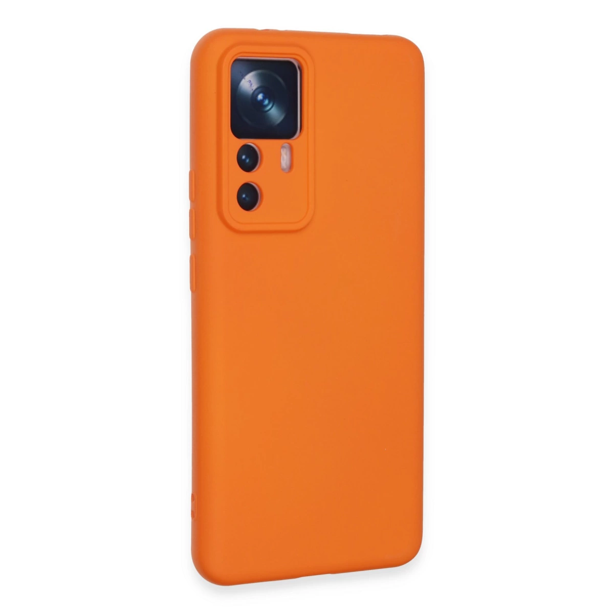 Üç lensli, dikdörtgen kameralı turuncu telefon kılıfı.