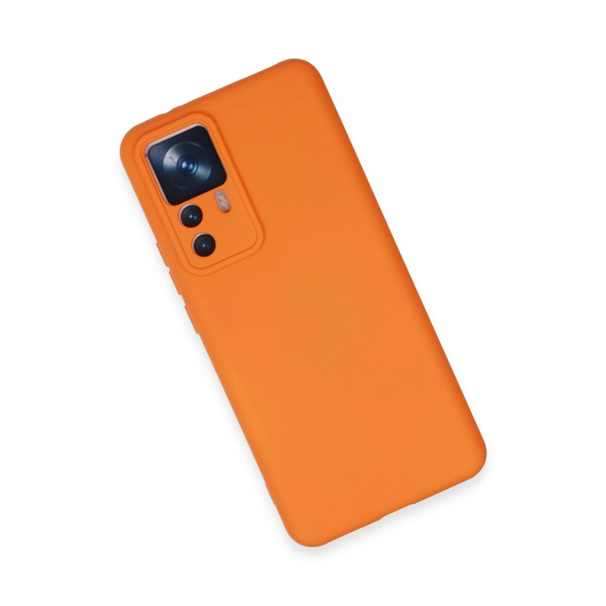 Kamera oyuntulu turuncu telefon kılıfı. Beyaz arka plan.