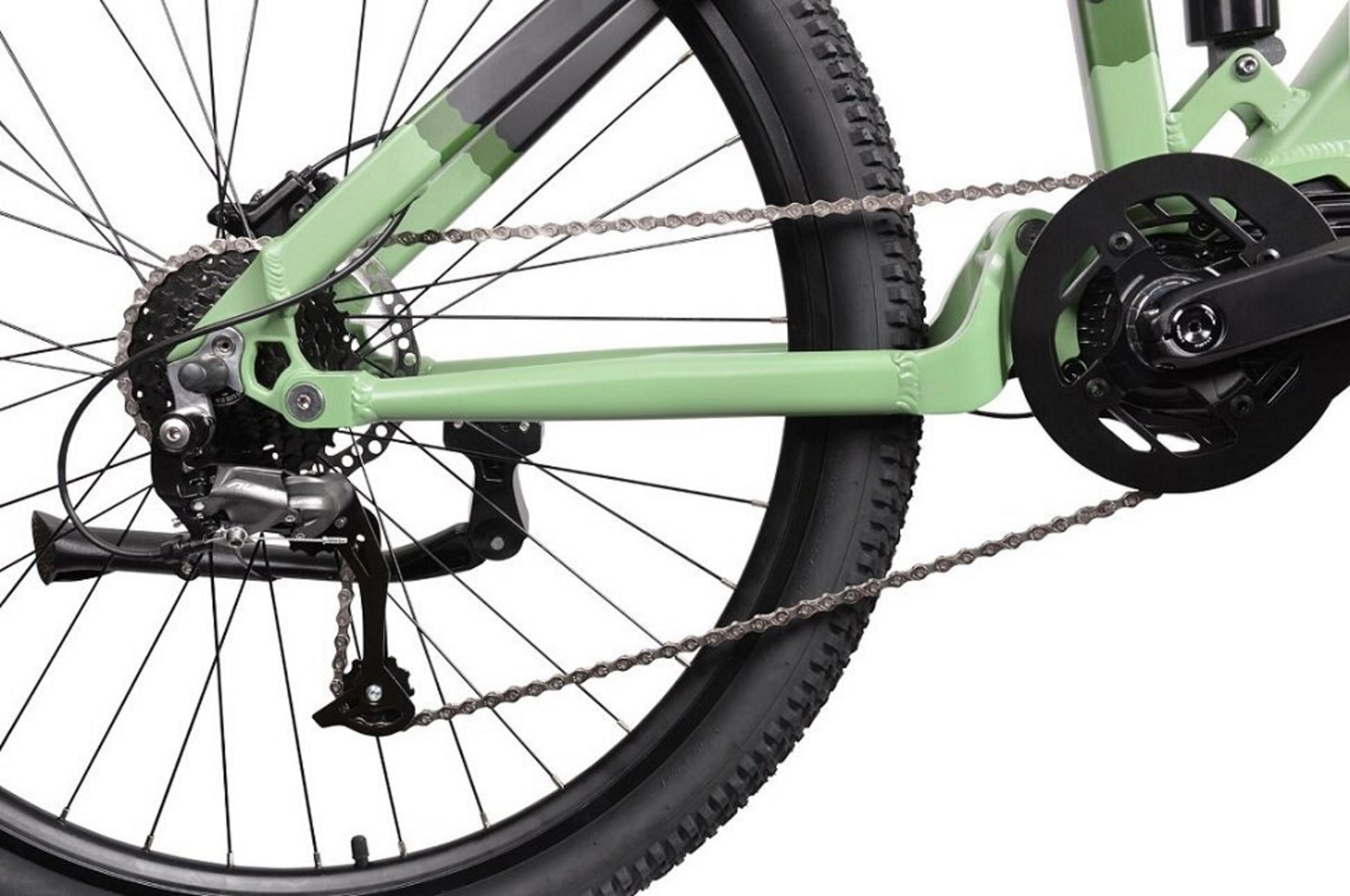 Zbliżenie na jasnozielony łańcuch, kasetę i oponę roweru.