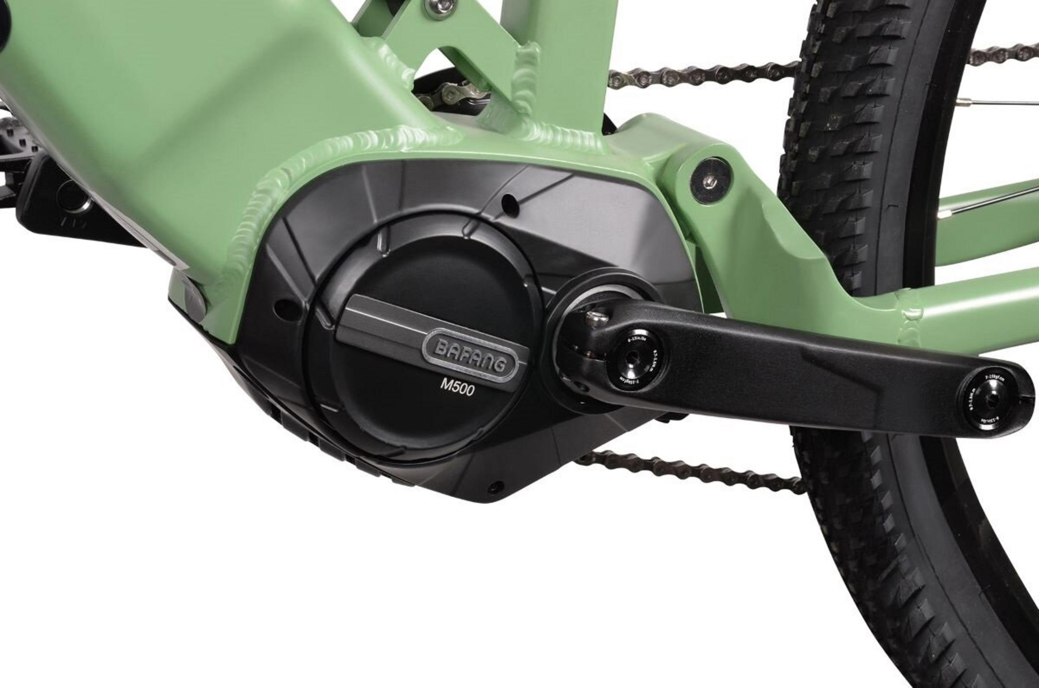 Zbliżenie jasnooliwkowego ramy roweru z czarnym silnikiem i korbą.