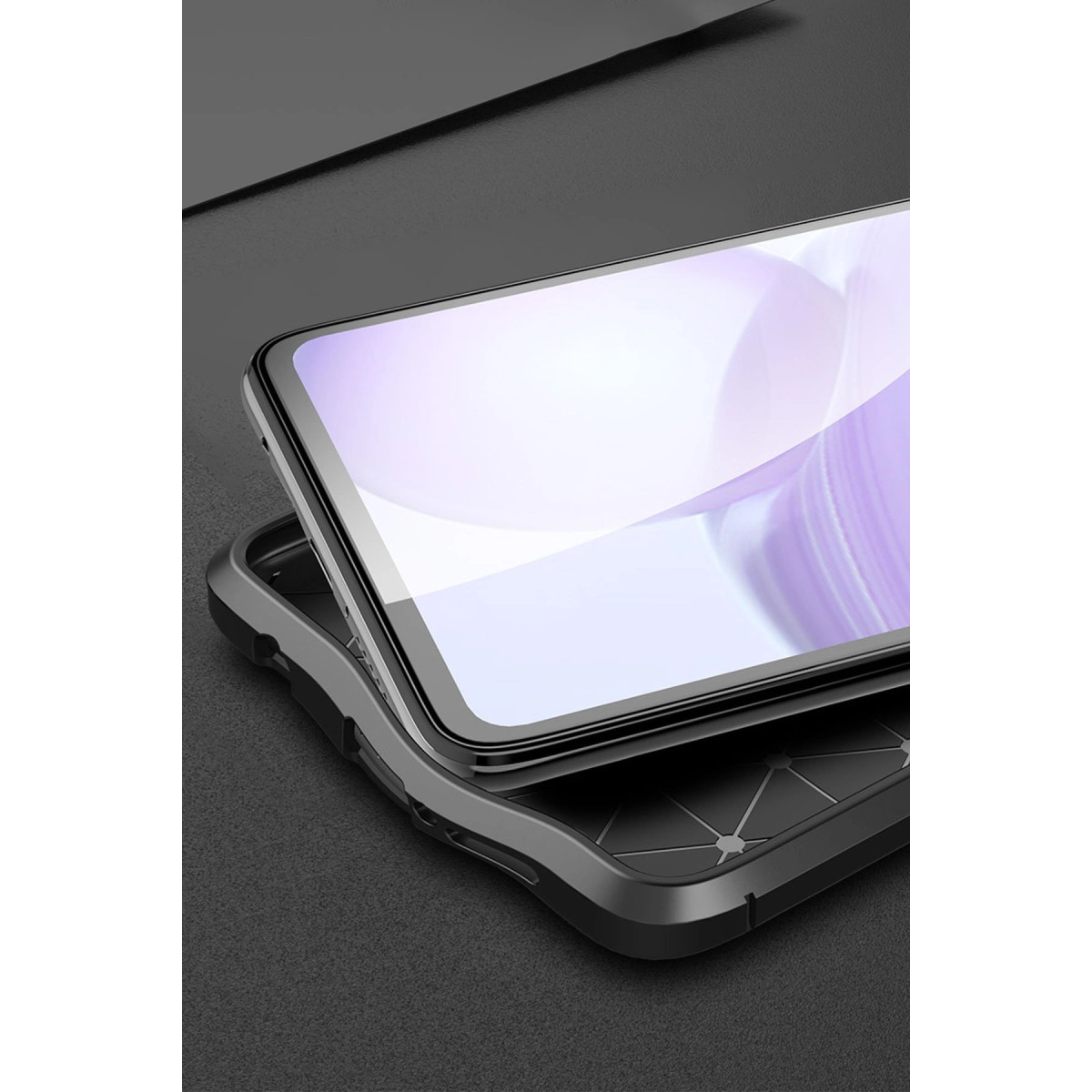 Koyu arka plan üzerinde koruyucu kılıflı siyah akıllı telefon.
