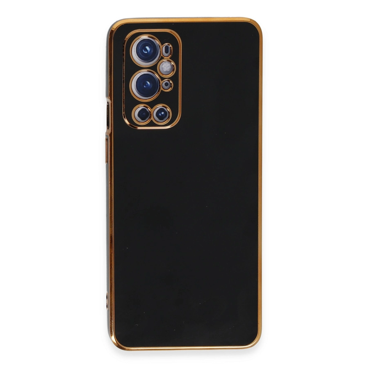 Altın çerçeveli ve kamera kesimli siyah telefon kılıfı, beyaz arka plan üzerinde.