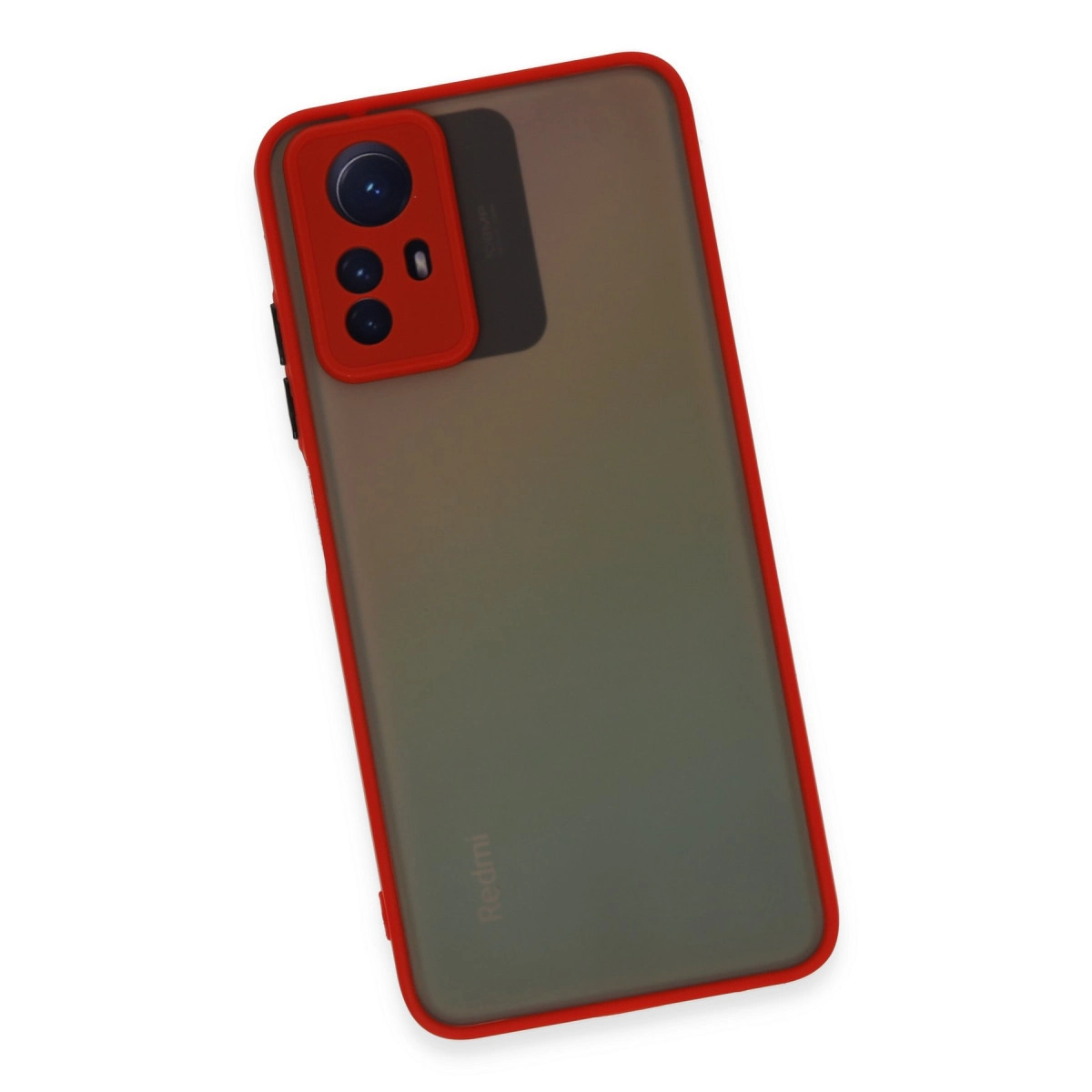 Kırmızı çerçeveli ve kırmızı kamera kapaklı akıllı telefon, beyaz arka plan üzerinde.