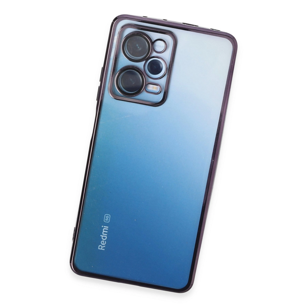 Arkada kamera modülü dizilimine sahip mavi bir akıllı telefon.