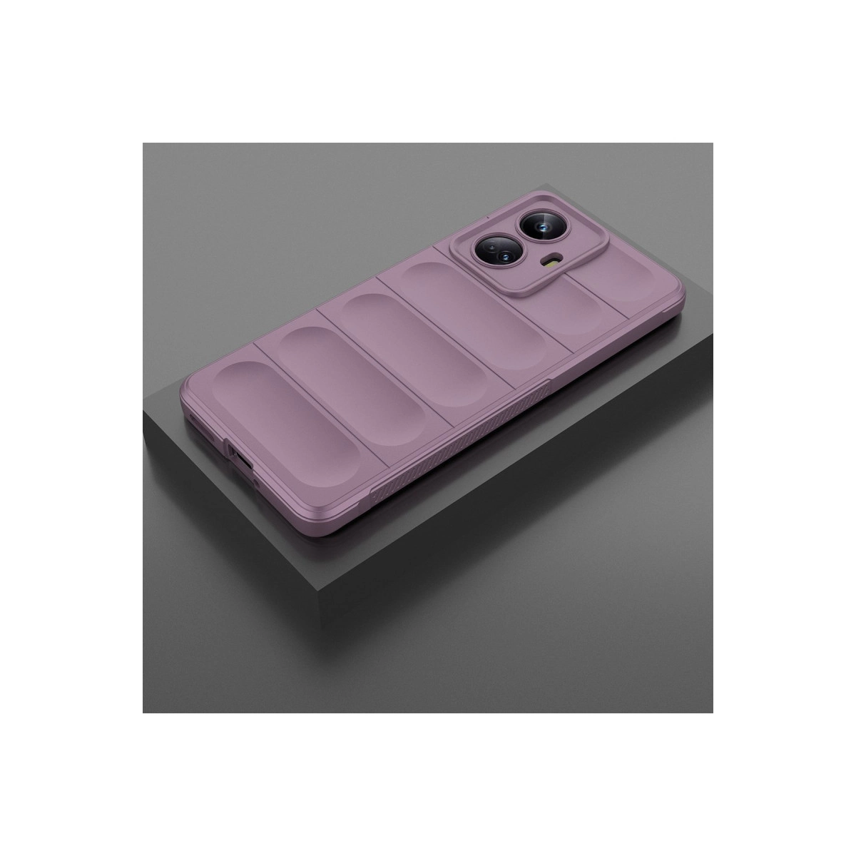 İki kamera lensli, oluklu desenli mor telefon kılıfı gri bir kaide üzerinde duruyor.