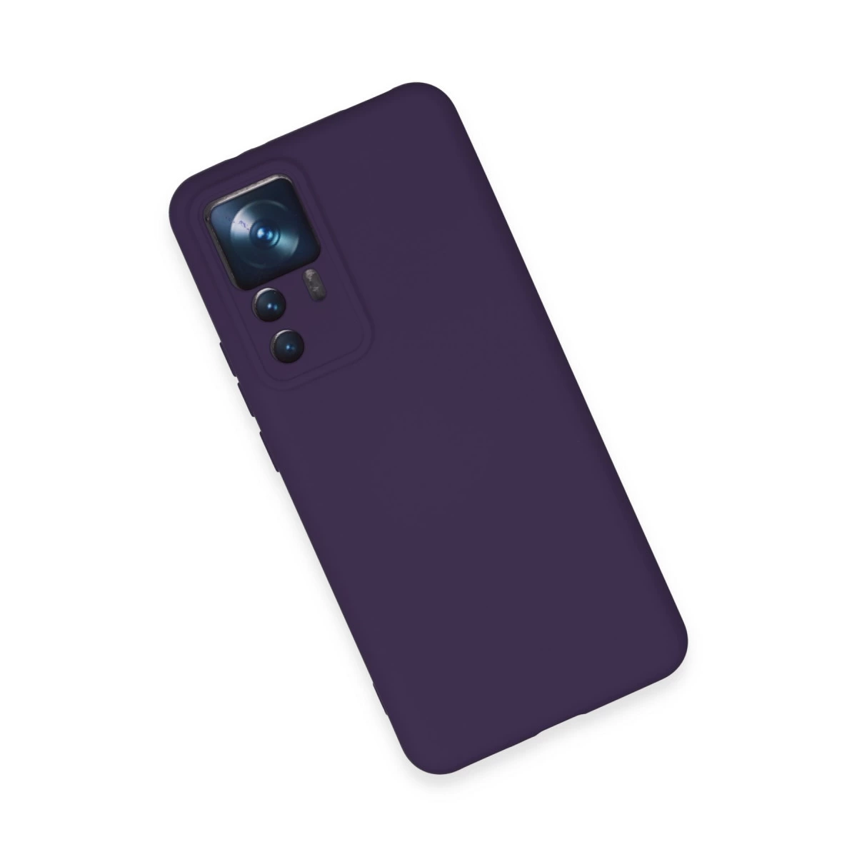 Kamera çıkıntılı koyu mor akıllı telefon kılıfı beyaz arka plan üzerinde gösteriliyor.