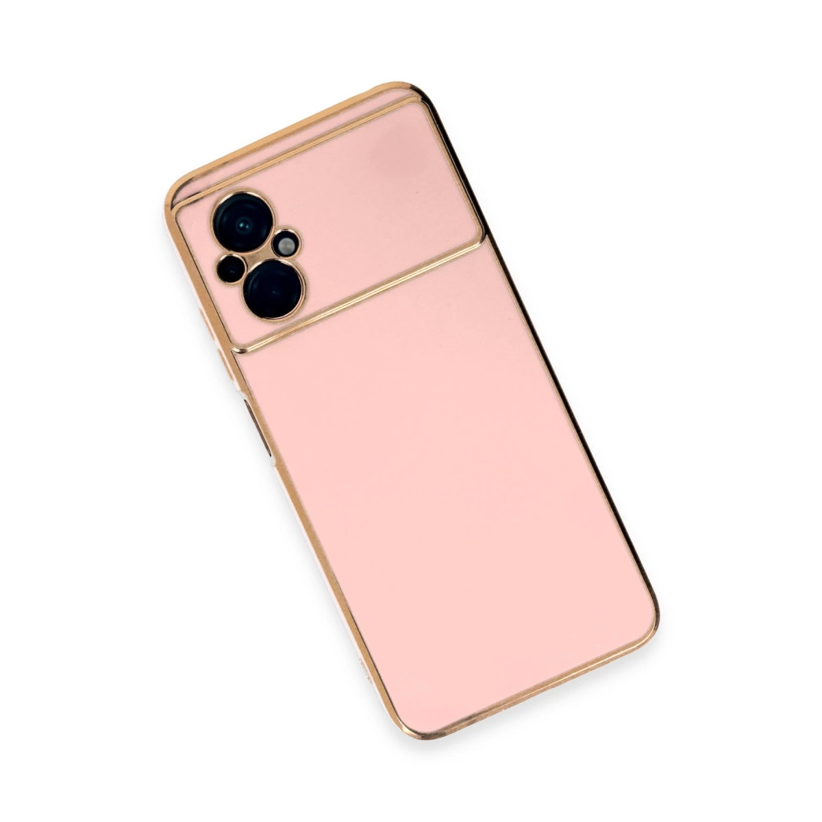 Altın süslemeli, açık pembe telefon kılıfı ve üçlü kamera lensi.