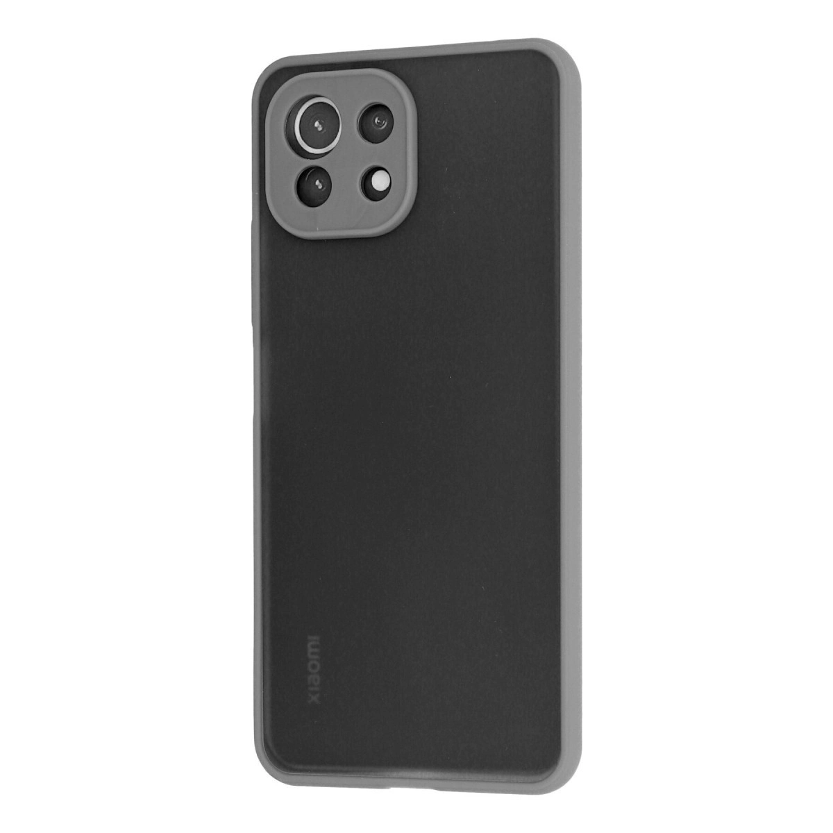 Dört kameralı siyah telefon, gri kılıfı ile.