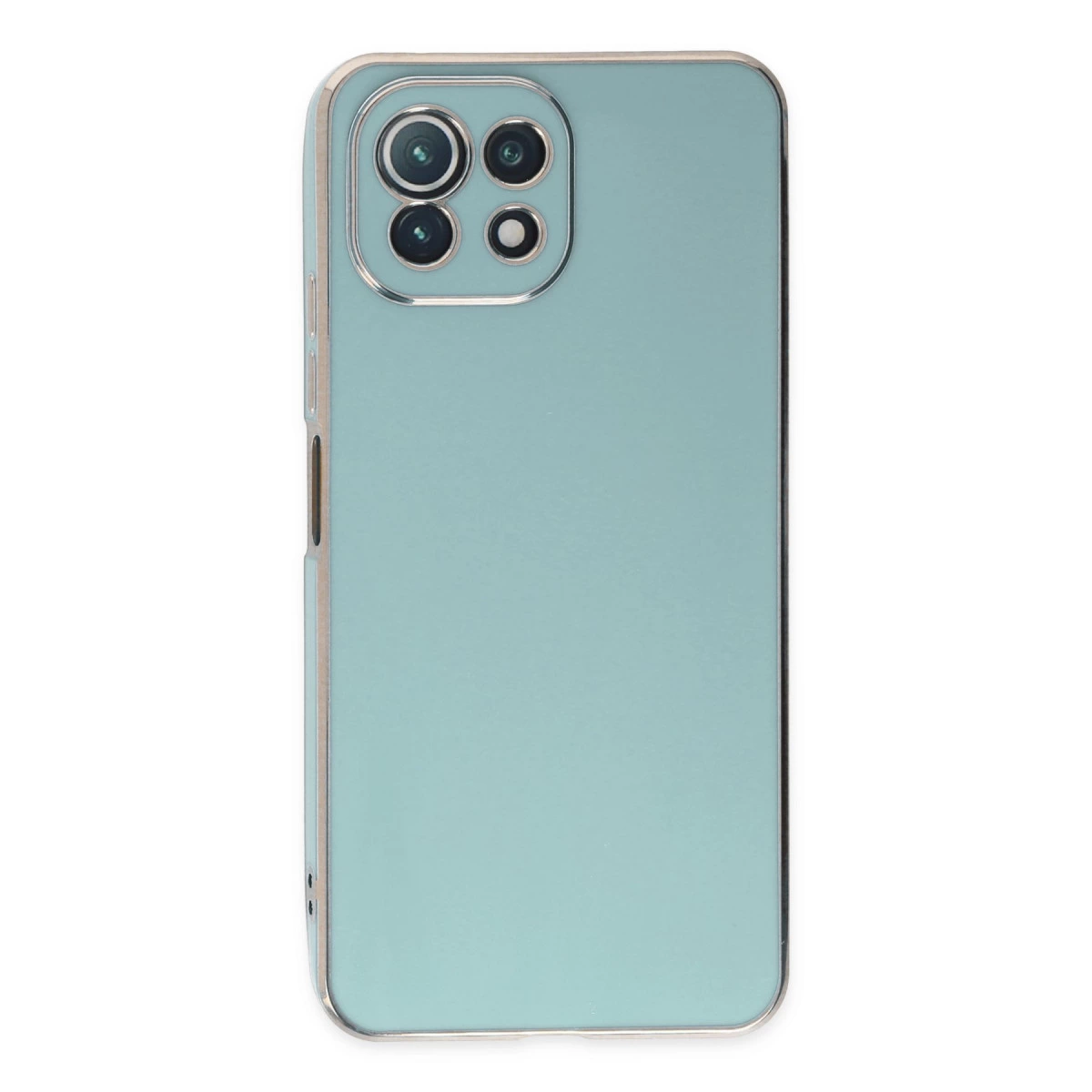 Dört kamera lensli ve gümüş çerçeveli açık mavi telefon kılıfı.