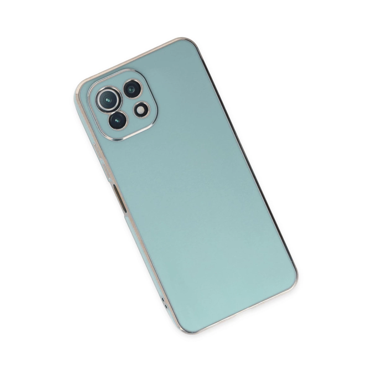 Beyaz arka plan üzerinde gümüş çerçeveli ve üçlü kamera kurulumlu teal akıllı telefon.