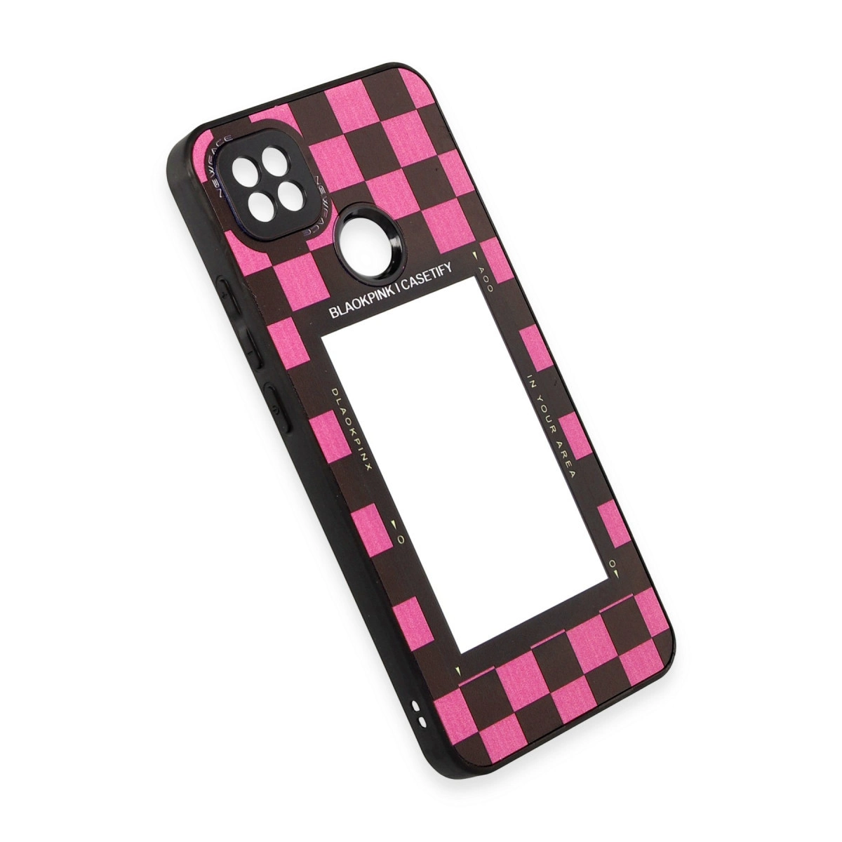 Pembe ve kahverengi damalı desenli, kamera oyuntulu ve boş çerçeveli bir telefon kılıfı.