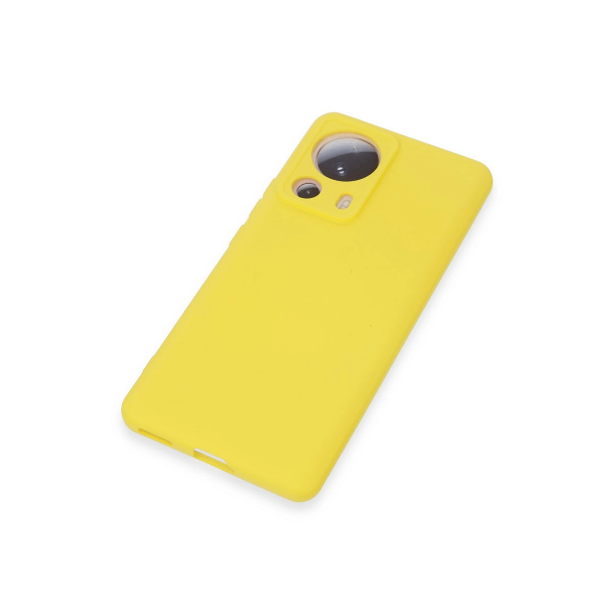 Kamera oyuntulu sarı telefon kılıfı, beyaz arka plan üzerinde.