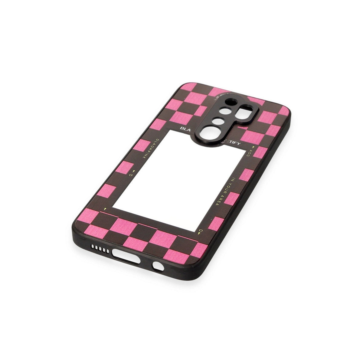 Pembe ve siyah dama tahtası desenli, kamera oyuntulu, metinli telefon kılıfı.