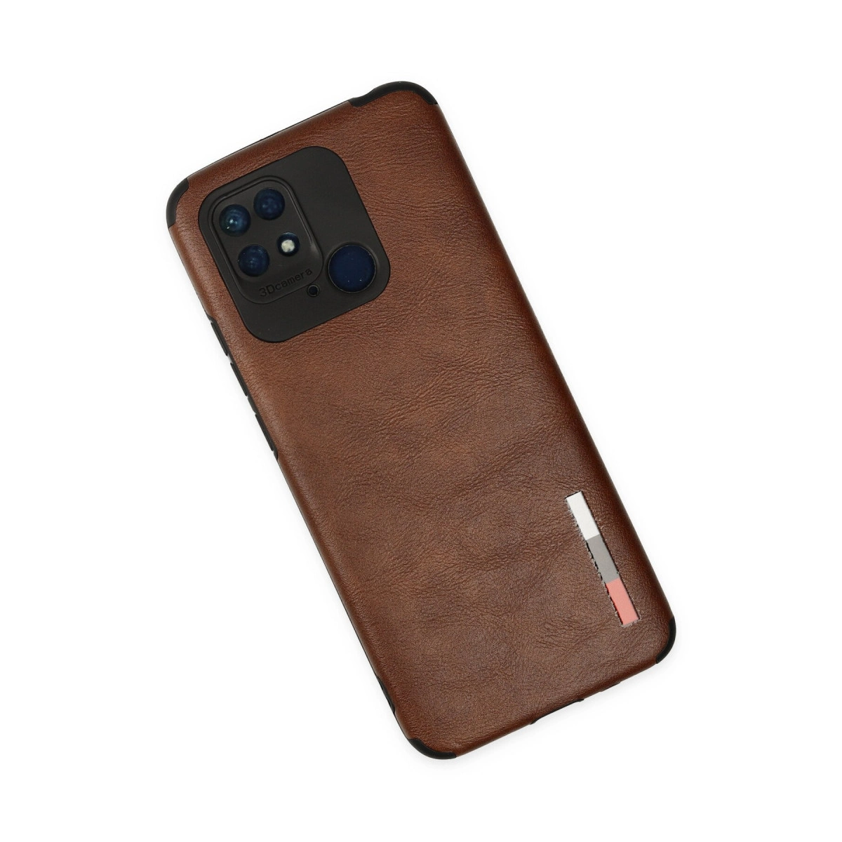 Üç lensli siyah kamera modülüne sahip kahverengi telefon kılıfı.