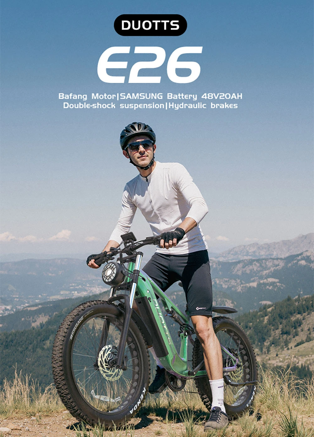 Un uomo guida una bici elettrica verde in un paesaggio montuoso. Indossa casco e occhiali da sole.