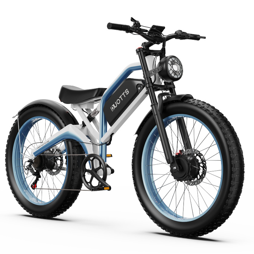 Una bici elettrica bianca e blu con pneumatici larghi e un faro rotondo.