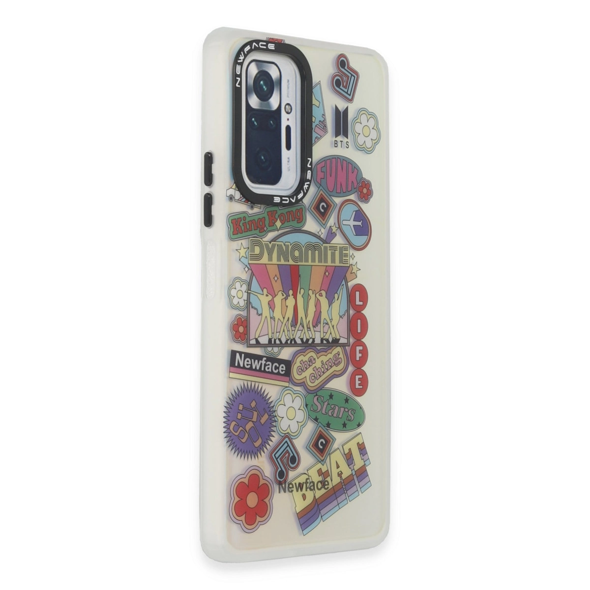 BTS Dynamite temalı telefon kılıfı. Renkli çıkartmalar ve metin.