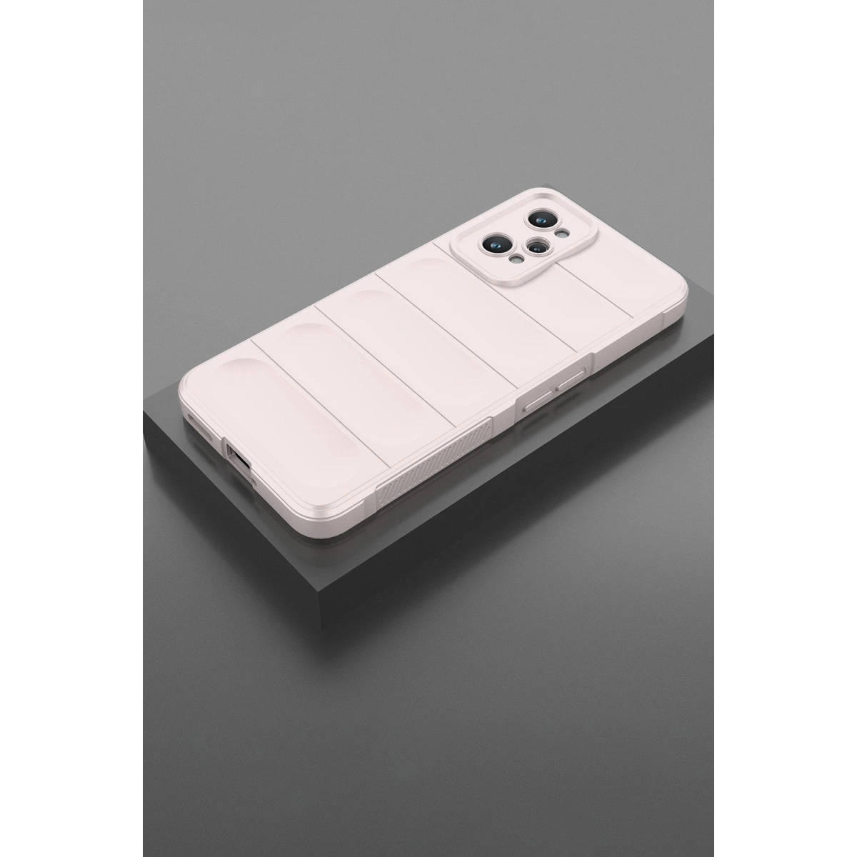 Dikey çıkıntılara sahip açık pembe telefon kılıfı gri kaide üzerinde.