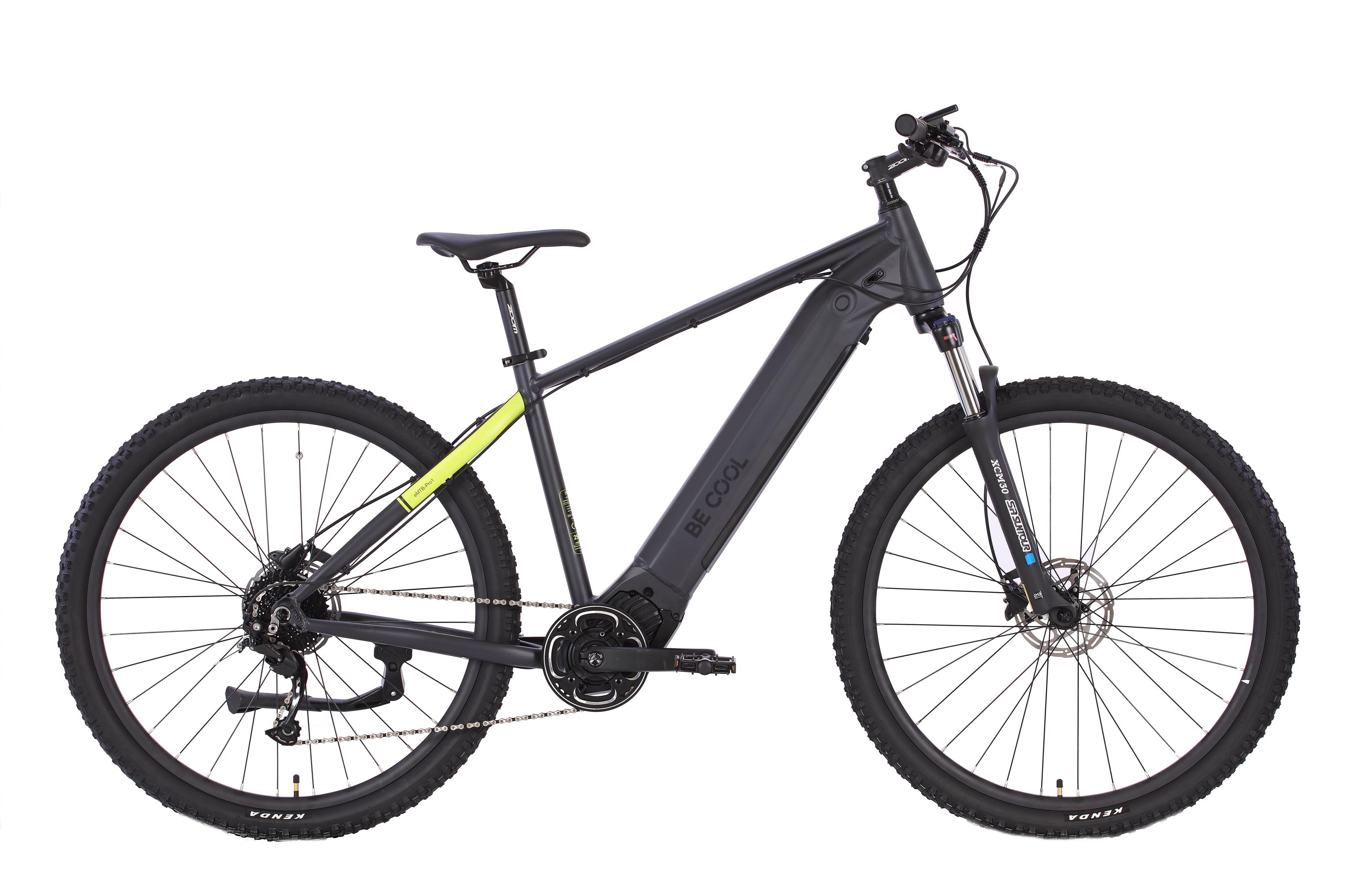 Dunkelgraues E-Bike mit schwarzem Sattel und gelben Akzenten, weiße Hintergrund.