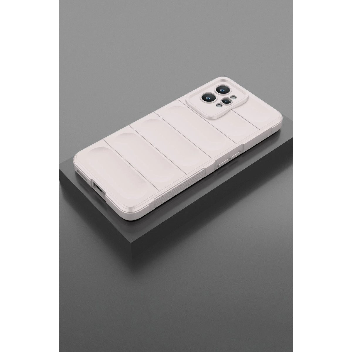 Dikey oluklu açık gri telefon kılıfı, koyu bir platform üzerinde.