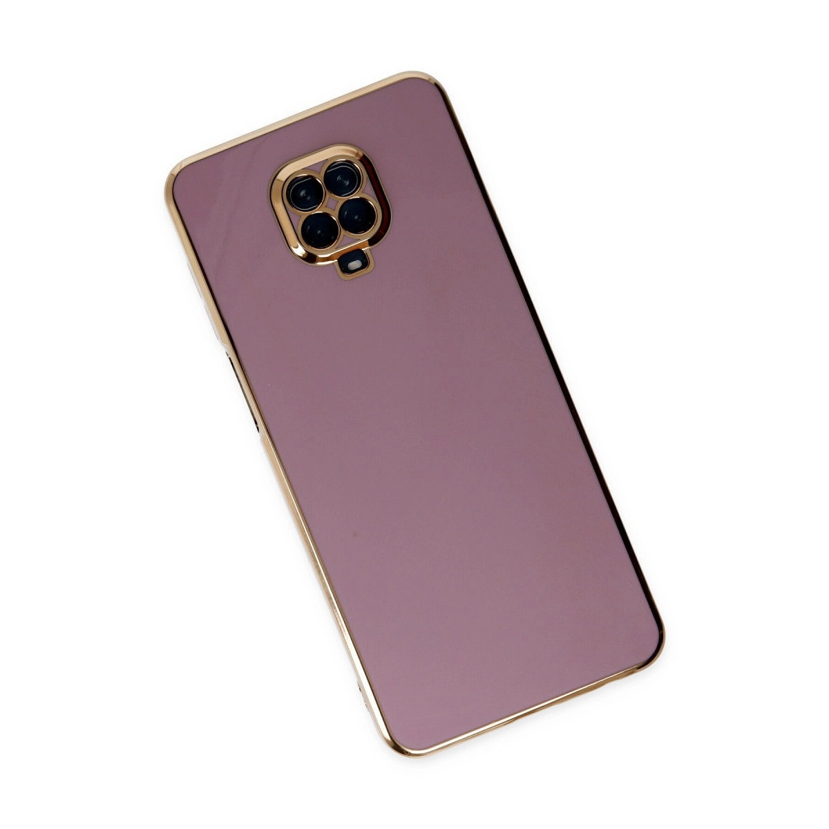 Dört kameralı, altın çerçeveli mor telefon, beyaz arka plan üzerinde.