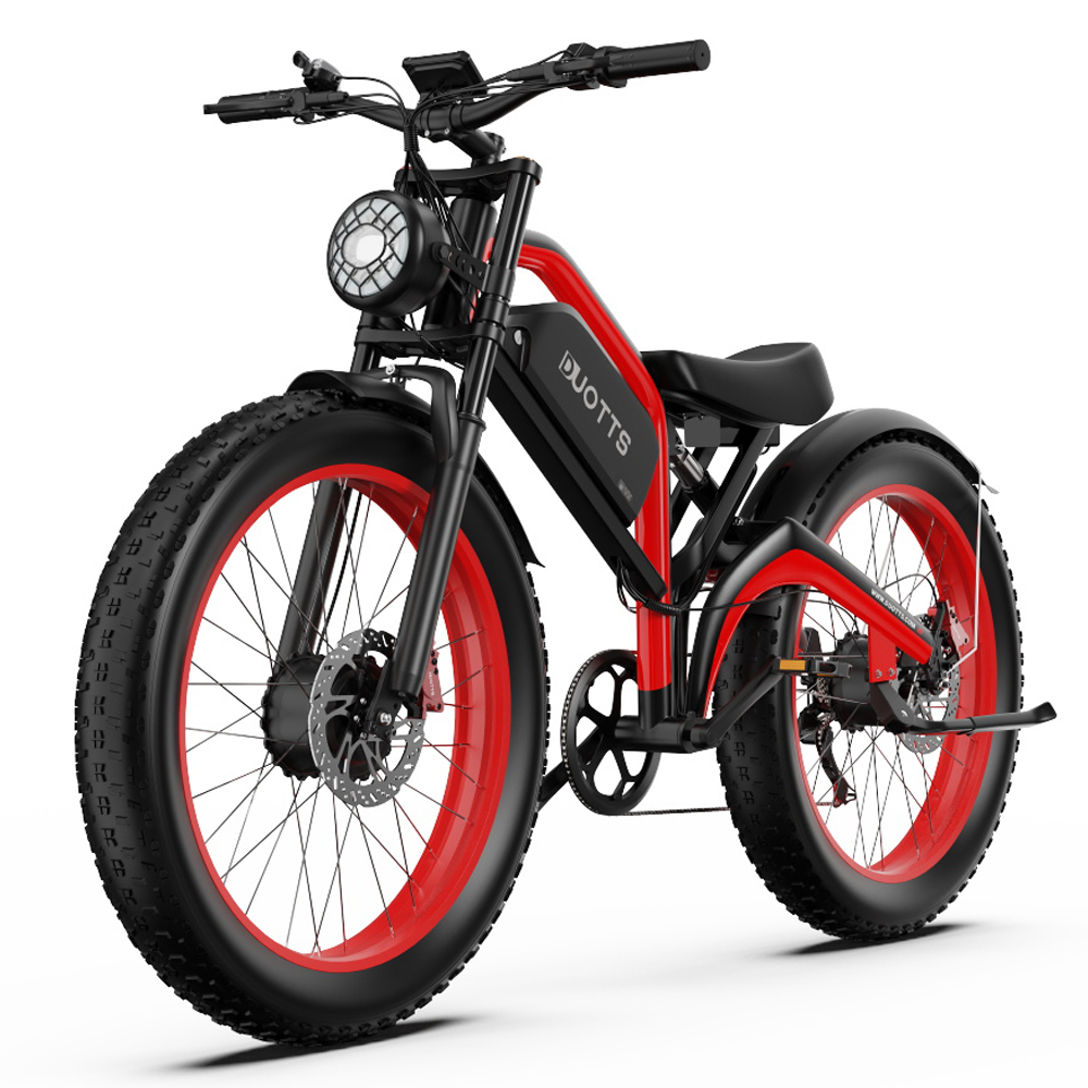 Bicicletta elettrica nera con cerchi rossi e pneumatici larghi.