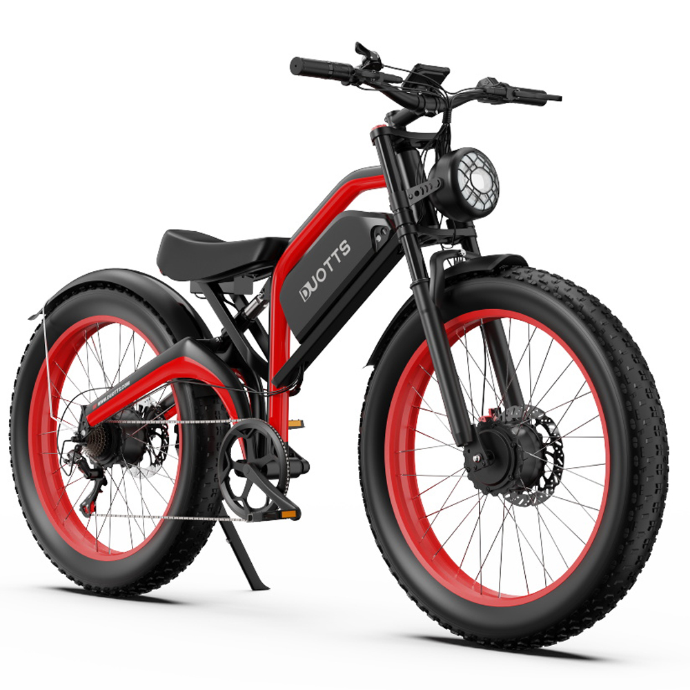 Una bici elettrica nera e rossa con ruote grasse e faro rotondo su sfondo bianco.