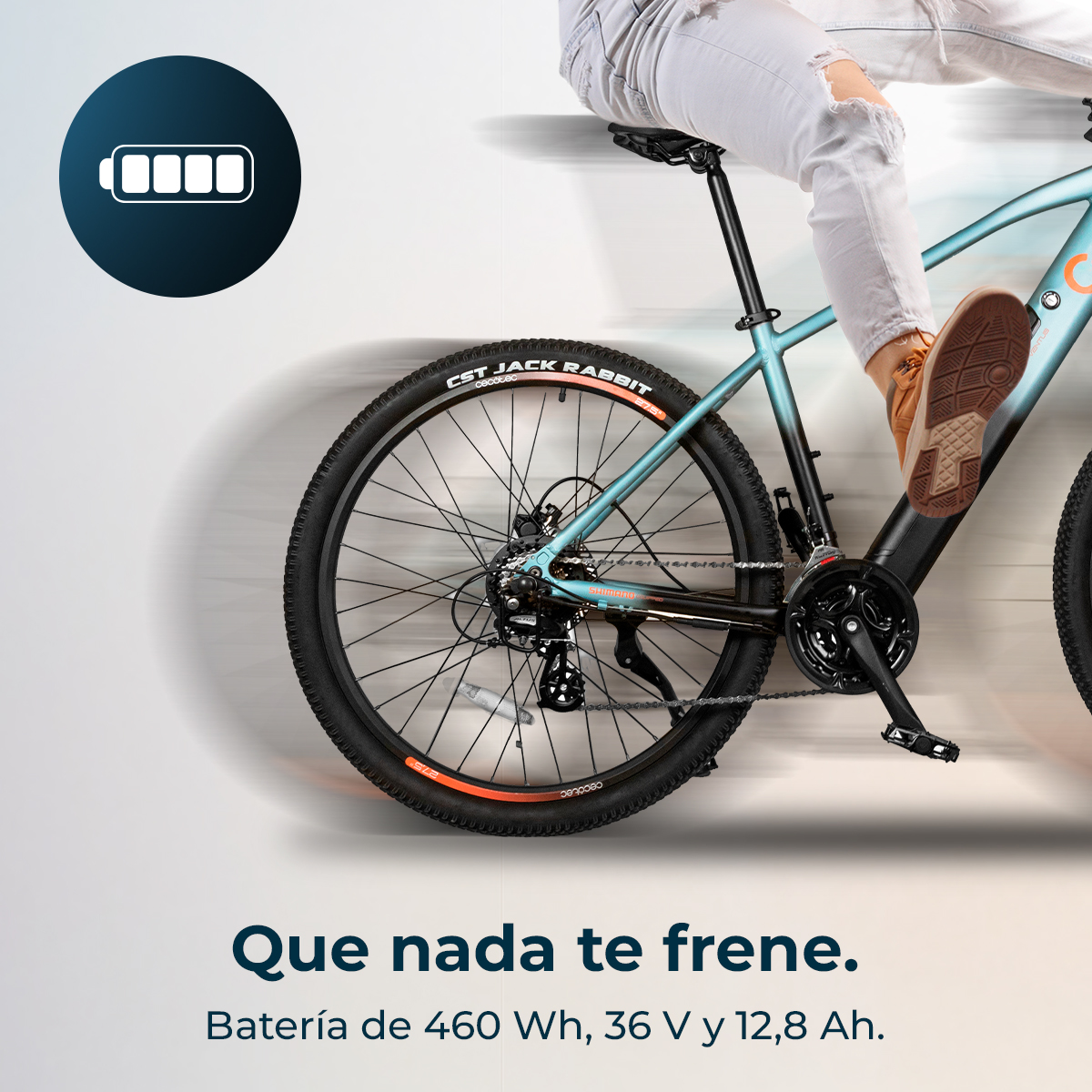 Una persona guida una bicicletta elettrica blu con un'icona della batteria.
